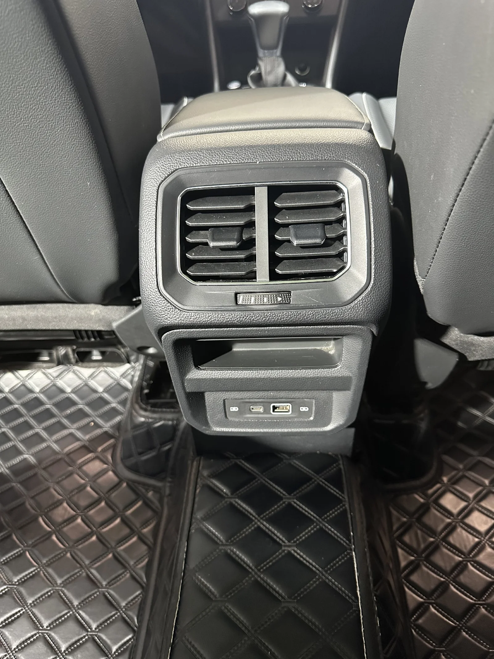 Фото 10 Volkswagen Tiguan L